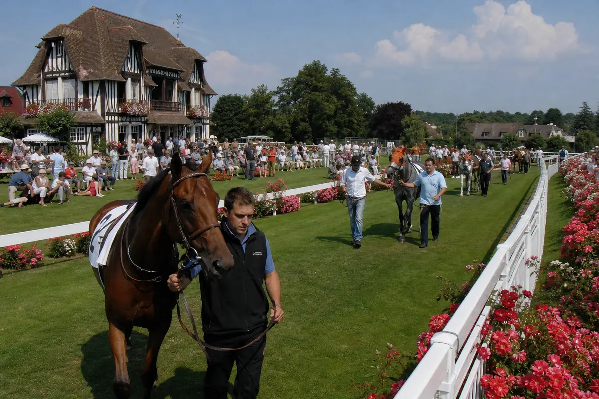 Petit hippodrome fleuri en été avec des spectateurs sur la pelouse