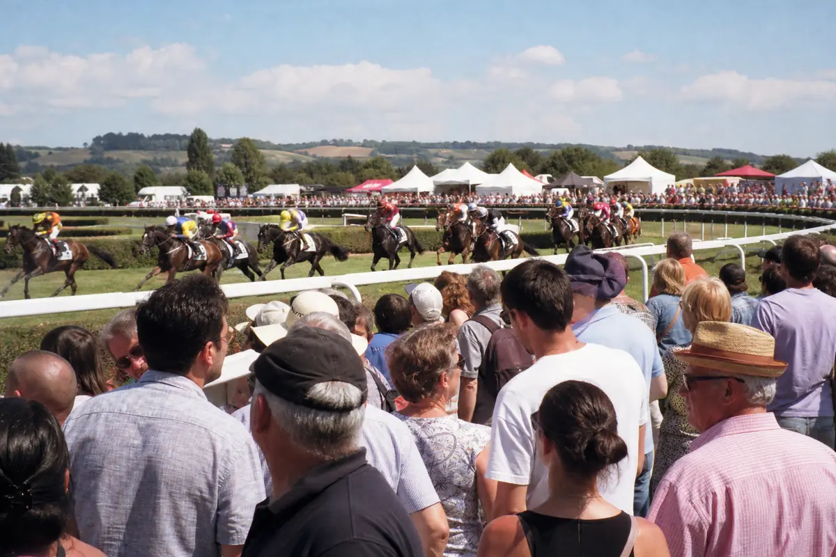 Foule nombreuse sur un hippodrome de campagne un jour de grande fête des courses