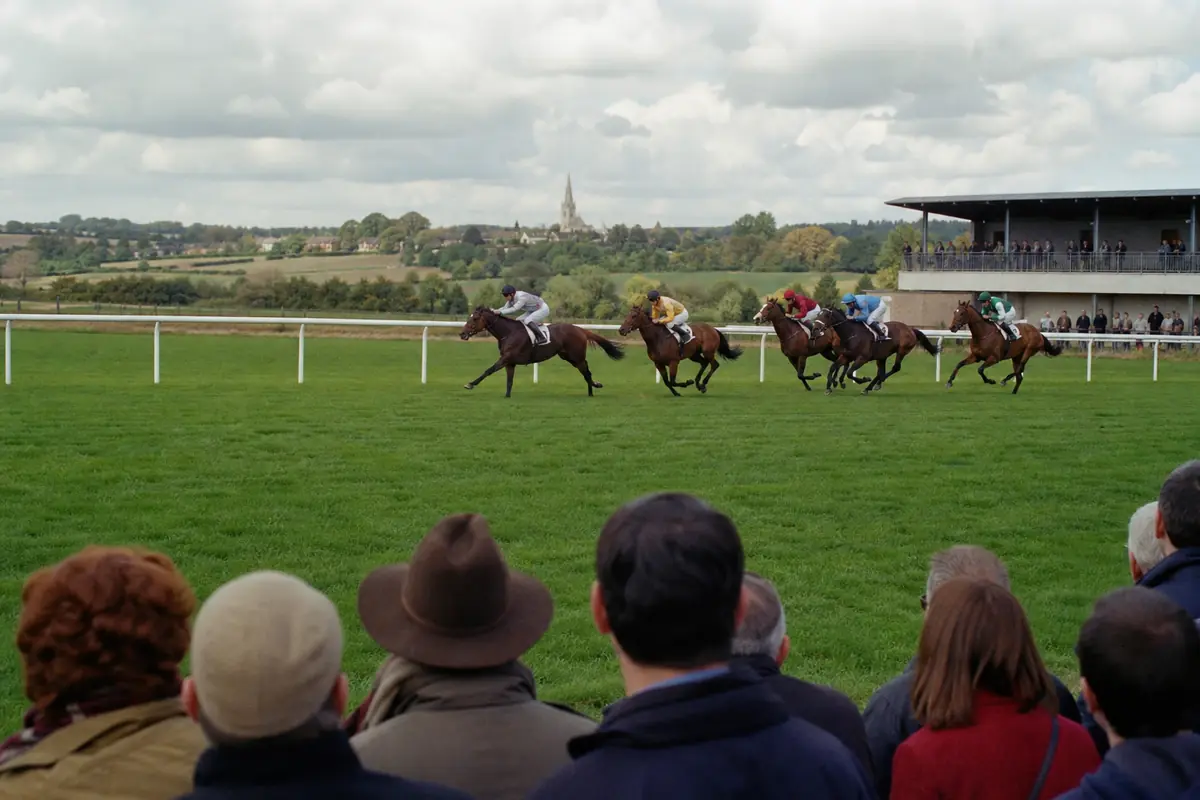 Course de galop sur un hippodrome de l'Est de la France sous un ciel nuageux