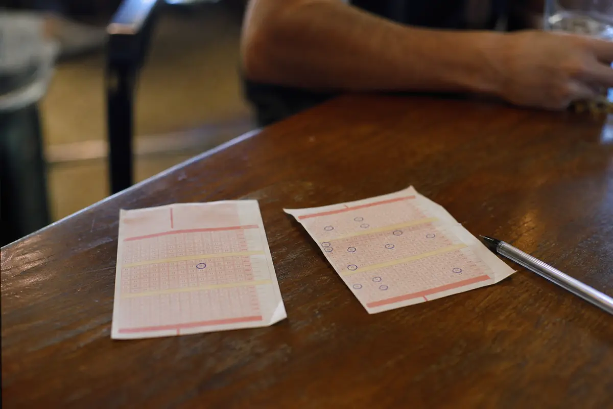 Ticket de pari simple et ticket de pari combiné posés côte à côte
