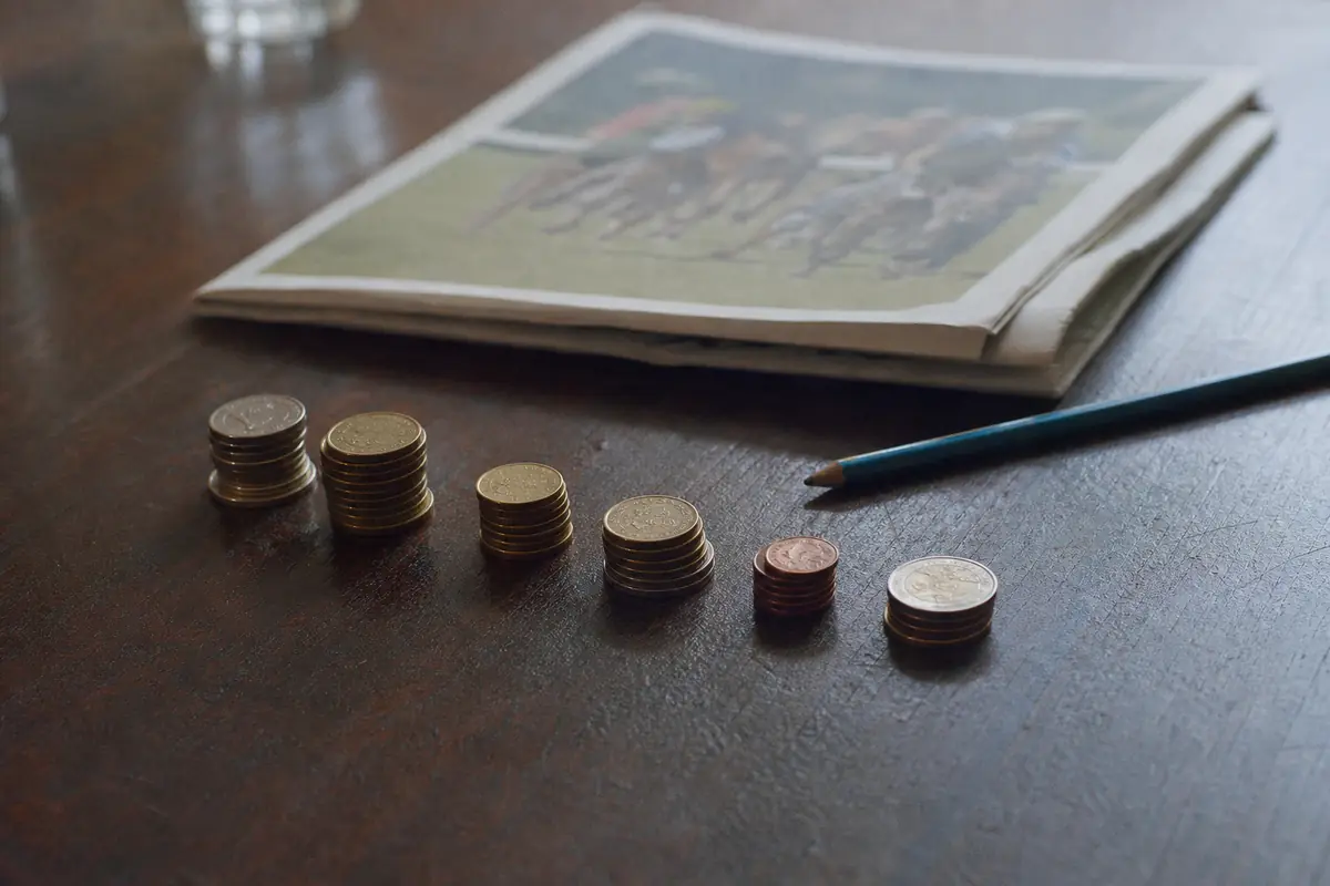 Piles de pièces de tailles différentes alignées sur une table